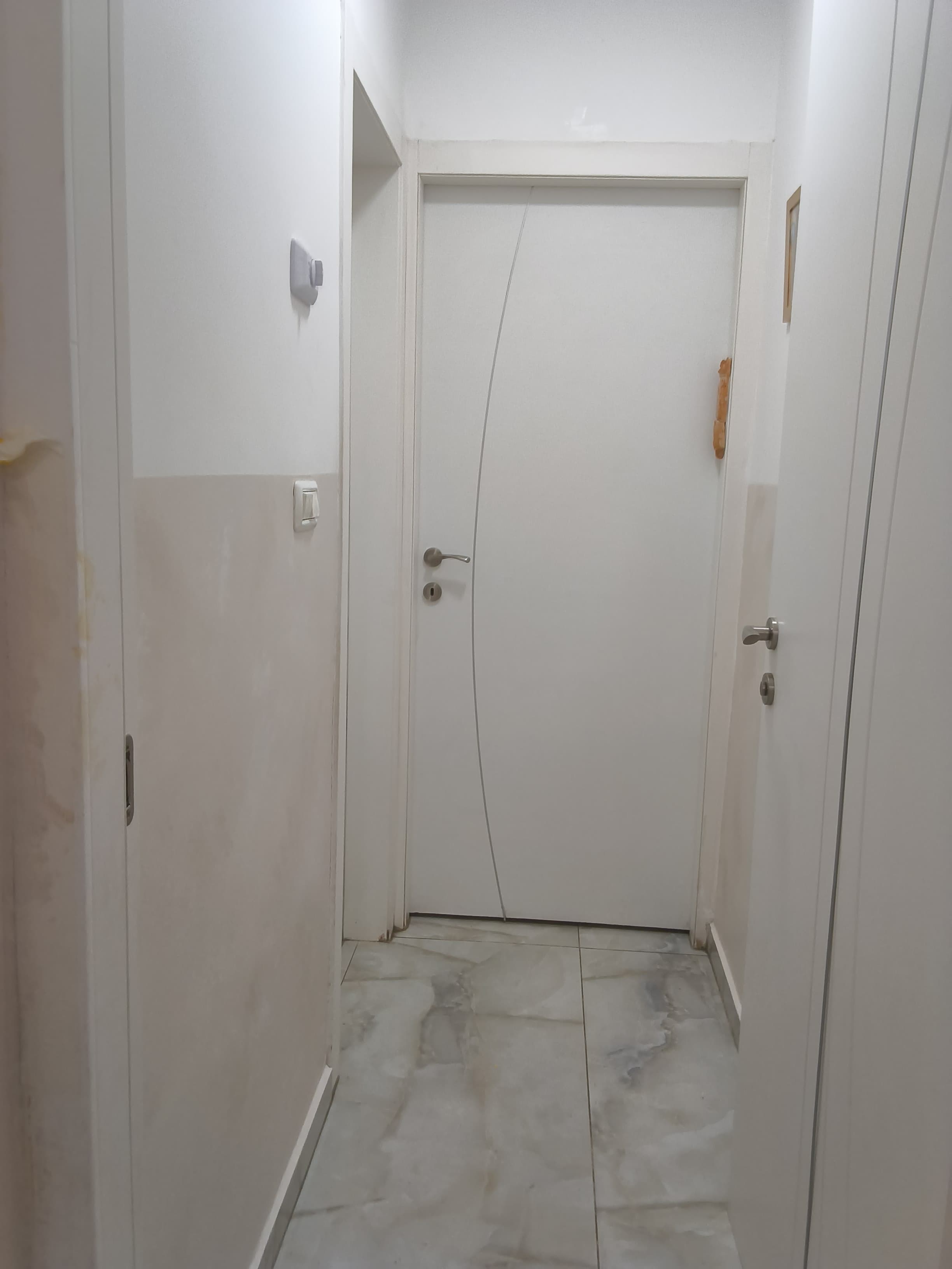 קיר אפור בהיר בדוגמה גיאומטרית של קווים על רקע שיש